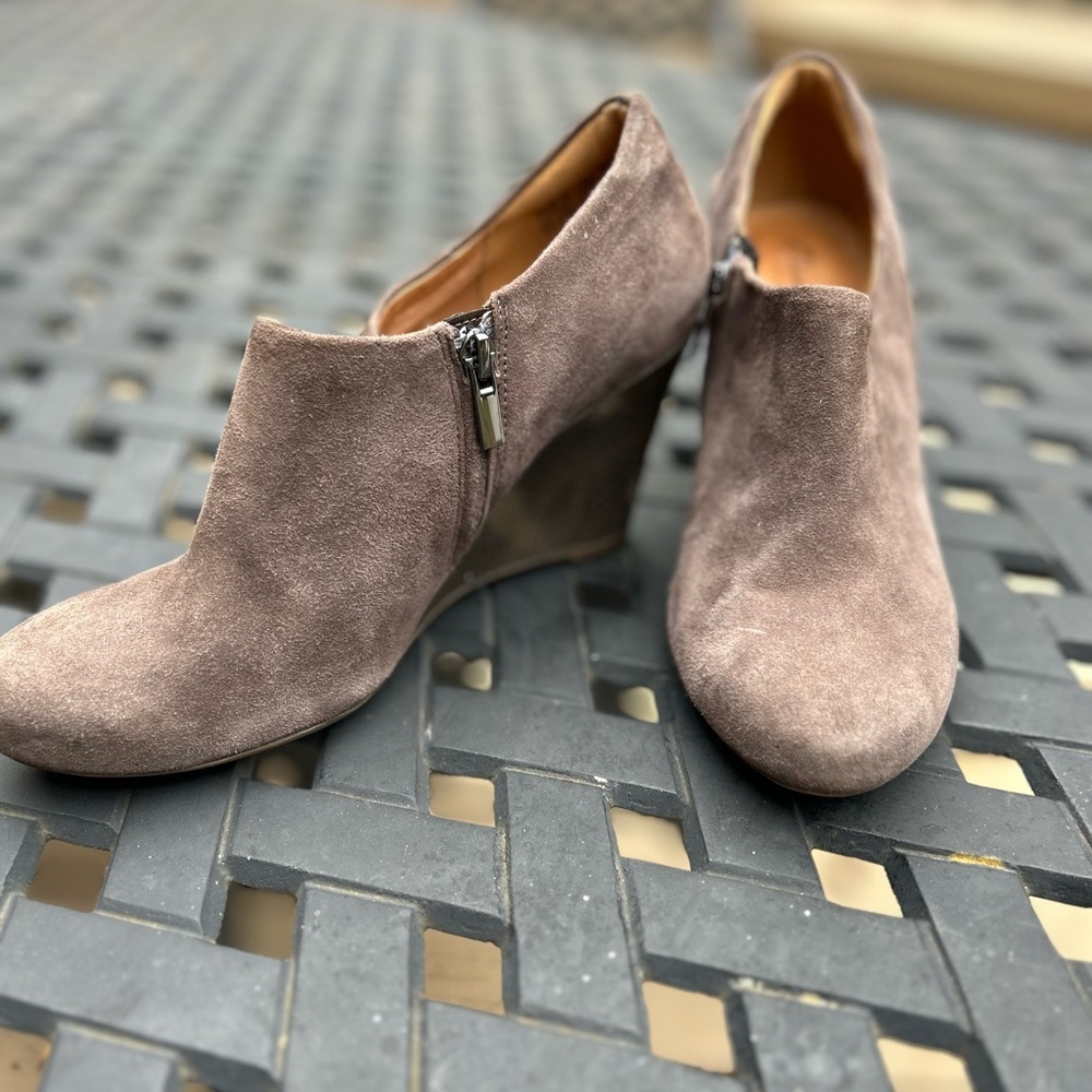 Clarks Taupe Suede Wedge Ankle Booties Side Zip Comfort Shoes Women’s